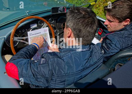 BERZE, FRANKREICH, 19. April 2023 : vom 17. Bis 22. April fährt 32. Tour Auto alte Autos von Paris zur französischen Riviera. Tour Auto ist die Fortsetzung eines Stockfoto