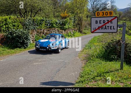 BERZE, FRANKREICH, 19. April 2023 : vom 17. Bis 22. April fährt 32. Tour Auto alte Autos von Paris zur französischen Riviera. Tour Auto ist die Fortsetzung eines Stockfoto