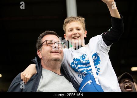 Burnley, Großbritannien. 22. April 2023Queens Park Rangers-Fans feiern den Sieg beim Sky Bet Championship-Spiel zwischen Burnley und Queens Park Rangers am Samstag, den 22. April 2023 im Turf Moor in Burnley. (Foto: Mike Morese | MI News) Guthaben: MI News & Sport /Alamy Live News Stockfoto