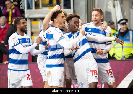 Burnley, Großbritannien. 22. April 2023Queens die Park Rangers feiern den Sieg während des Sky Bet Championship-Spiels zwischen Burnley und Queens Park Rangers am Samstag, den 22. April 2023 im Turf Moor in Burnley. (Foto: Mike Morese | MI News) Guthaben: MI News & Sport /Alamy Live News Stockfoto