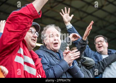 Burnley, Großbritannien. 22. April 2023Queens Park Rangers-Fans feiern den Sieg beim Sky Bet Championship-Spiel zwischen Burnley und Queens Park Rangers am Samstag, den 22. April 2023 im Turf Moor in Burnley. (Foto: Mike Morese | MI News) Guthaben: MI News & Sport /Alamy Live News Stockfoto