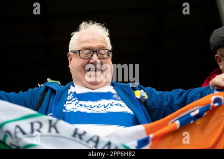 Burnley, Großbritannien. 22. April 2023Queens Park Rangers-Fans feiern den Sieg beim Sky Bet Championship-Spiel zwischen Burnley und Queens Park Rangers am Samstag, den 22. April 2023 im Turf Moor in Burnley. (Foto: Mike Morese | MI News) Guthaben: MI News & Sport /Alamy Live News Stockfoto