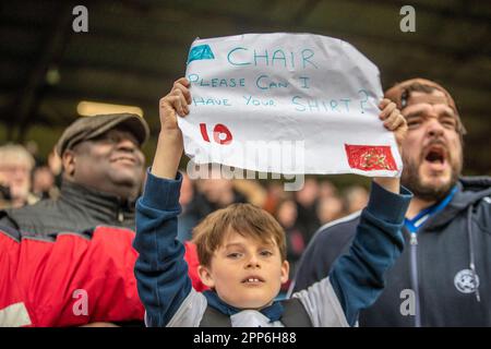 Burnley, Großbritannien. 22. April 2023Queens Park Rangers-Fans feiern den Sieg beim Sky Bet Championship-Spiel zwischen Burnley und Queens Park Rangers am Samstag, den 22. April 2023 im Turf Moor in Burnley. (Foto: Mike Morese | MI News) Guthaben: MI News & Sport /Alamy Live News Stockfoto