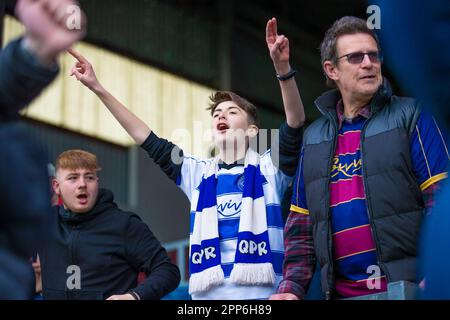 Burnley, Großbritannien. 22. April 2023Queens Park Rangers-Fans feiern den Sieg beim Sky Bet Championship-Spiel zwischen Burnley und Queens Park Rangers am Samstag, den 22. April 2023 im Turf Moor in Burnley. (Foto: Mike Morese | MI News) Guthaben: MI News & Sport /Alamy Live News Stockfoto