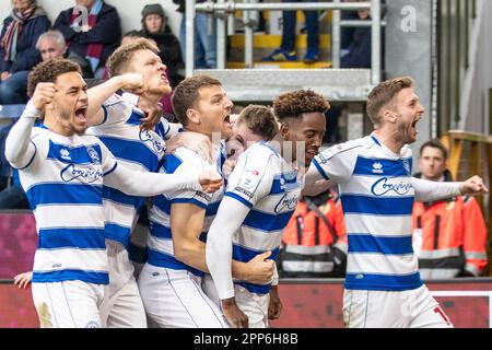 Burnley, Großbritannien. 22. April 2023Queens die Park Rangers feiern den Sieg während des Sky Bet Championship-Spiels zwischen Burnley und Queens Park Rangers am Samstag, den 22. April 2023 im Turf Moor in Burnley. (Foto: Mike Morese | MI News) Guthaben: MI News & Sport /Alamy Live News Stockfoto