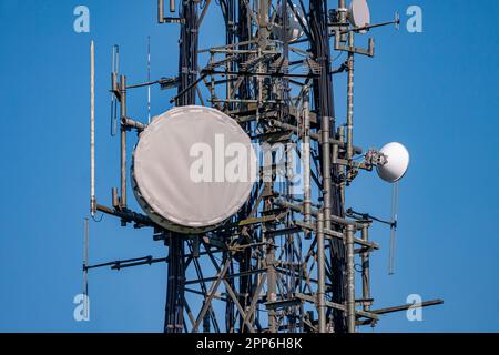 Communication Mast im South Downs National Park nördlich von Worthing, West Sussex, Großbritannien. Stockfoto