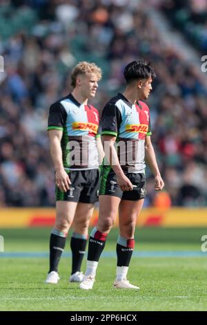 Twickenham, London, Großbritannien. 22. April 2023. Marcus Smith und Louis Lynagh von Harlequins während des Gallagher Premiership Rugby-Spiels zwischen Harlequins und Bath Rugby am 22. April 2023 im Twickenham Stadium, Twickenham, Vereinigtes Königreich. Foto: Grant Winter. Nur redaktionelle Verwendung, Lizenz für kommerzielle Verwendung erforderlich. Keine Verwendung bei Wetten, Spielen oder Veröffentlichungen von Clubs/Ligen/Spielern. Kredit: UK Sports Pics Ltd/Alamy Live News Stockfoto