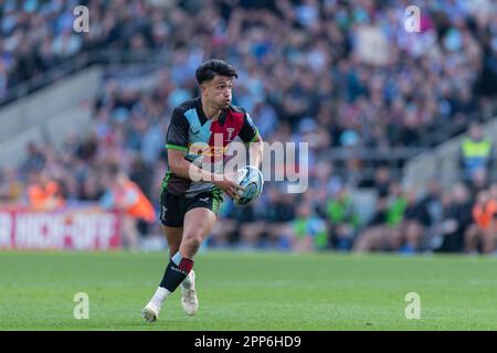 Twickenham, London, Großbritannien. 22. April 2023. Marcus Smith von Harlequins in Aktion während des Gallagher Premiership Rugby-Spiels zwischen Harlequins und Bath Rugby am 22. April 2023 im Twickenham Stadium, Twickenham, Vereinigtes Königreich. Foto: Grant Winter. Nur redaktionelle Verwendung, Lizenz für kommerzielle Verwendung erforderlich. Keine Verwendung bei Wetten, Spielen oder Veröffentlichungen von Clubs/Ligen/Spielern. Kredit: UK Sports Pics Ltd/Alamy Live News Stockfoto