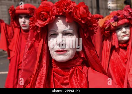 London, England, Großbritannien. 22. April 2023. Die Rote Brigade erschien lautlos vor der Downing Street, um sich dem Protest der Rebellion gegen die Ausrottung anzuschließen. Der zweite Tag der Ausrottung Rebellion 'Big One - Unite to Survival' Kundgebung am Parliament Square und Westminster. (Kreditbild: © Thomas Krych/ZUMA Press Wire) NUR REDAKTIONELLE VERWENDUNG! Nicht für den kommerziellen GEBRAUCH! Stockfoto