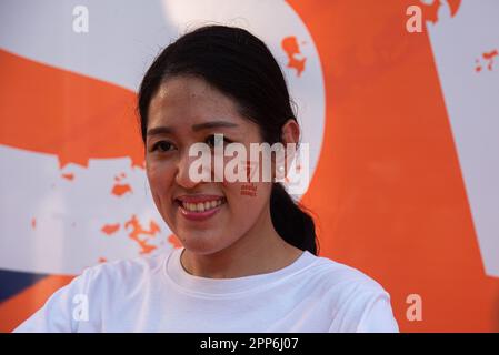 Bangkok, Thailand. 22. April 2023. Pannika Wanich, thailändische Politikerin und ehemaliges Mitglied der Future Forward Party, die während des Wahlkampfes zu sehen war. Die bevorstehenden Parlamentswahlen in Thailand, die am 14. Mai 2023 stattfinden werden. Kredit: SOPA Images Limited/Alamy Live News Stockfoto