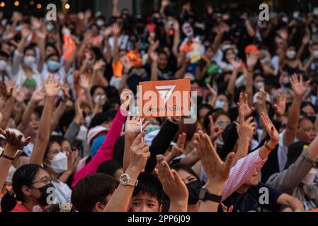 Bangkok, Thailand. 22. April 2023. Die Befürworter des "Move Forward" sahen während des Wahlkampfes mit der Hand und der Fahne wedeln. Die bevorstehenden Parlamentswahlen in Thailand, die am 14. Mai 2023 stattfinden werden. Kredit: SOPA Images Limited/Alamy Live News Stockfoto