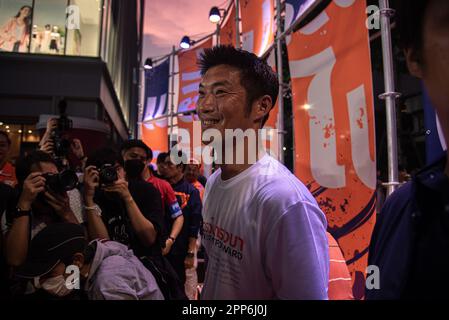 Bangkok, Thailand. 22. April 2023. Thanathorn Juangroongruangkit, thailändischer Politiker und ehemaliger Führer der Future Forward Party, der während des Wahlkampfes zu sehen war. Die bevorstehenden Parlamentswahlen in Thailand, die am 14. Mai 2023 stattfinden werden. Kredit: SOPA Images Limited/Alamy Live News Stockfoto