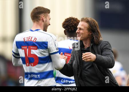 Burnley, Großbritannien. 22. April 2023. Queens Park Rangers Manager Gareth Ainsworth und Sam Field feiern während des Sky Bet Championship-Spiels in Turf Moor, Burnley, in Vollzeit. Das Bild sollte lauten: Gary Oakley/Sportimage Credit: Sportimage Ltd/Alamy Live News Stockfoto