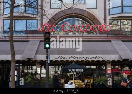 La Coupole, das berühmte französische Restaurant am Boulevard du Montparnasse in Paris, Frankreich. 24. März 2023. Stockfoto