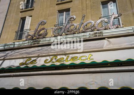 Le Select Restaurant am Boulevard du Montparnasse, Nahaufnahme des Logos in Paris, Frankreich. 24. März 2023. Stockfoto