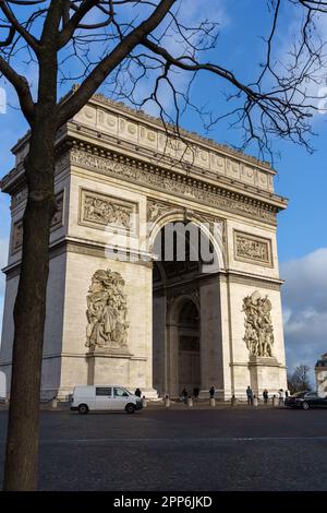 Arc de Triomphe an einem Frühlingsmorgen mit ein paar Touristen und Autos in Paris, Frankreich. 25. März 2023. Stockfoto