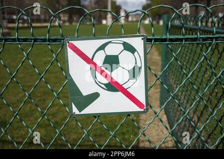 Kein Fußball erlaubt Schild auf einem Zaun in einem öffentlichen Park Stockfoto