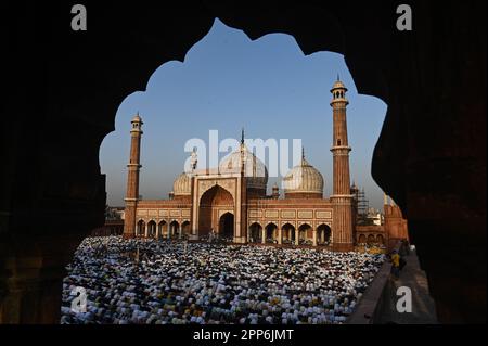 Neu-Delhi, Indien. 22. April 2023. Moslems bieten Eid al-Fitr Gebete an, um das Ende des heiligen Fastenmonats des Ramadan in Jama Masjid in den alten Vierteln zu feiern. (Kreditbild: © Kabir Jhangiani/ZUMA Press Wire) NUR REDAKTIONELLE VERWENDUNG! Nicht für den kommerziellen GEBRAUCH! Stockfoto