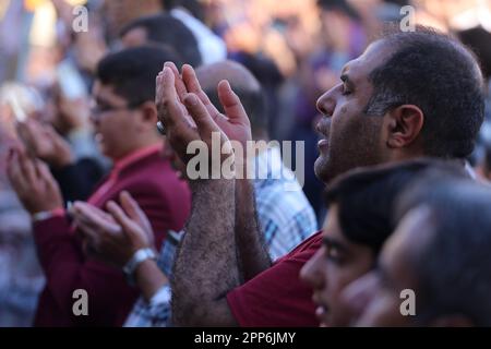 22. April 2023, Aran und Bidgol, Isfahan, Iran: Iraner nehmen am Eid al-Fitr-Gebet Teil, das das Ende des Heiligen Monats des Ramadan markiert. Moslems auf der ganzen Welt beginnen den Eid Day, indem sie Morgengebete in Moscheen aufführen. Nach einem Monat des Fastens treffen sich die Familien am ersten Frühstückstisch. (Kreditbild: © RouzbritFouladi/ZUMA Press Wire) NUR REDAKTIONELLE VERWENDUNG! Nicht für den kommerziellen GEBRAUCH! Stockfoto