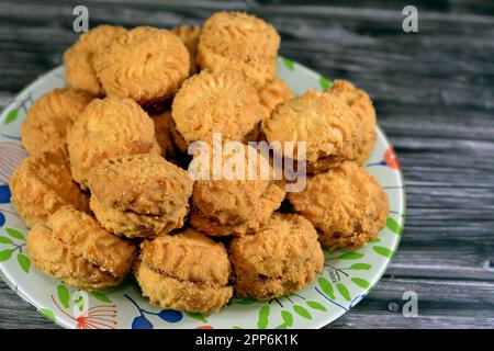 Ein Haufen traditioneller arabischer Kekse zur Feier der islamischen Feiertage des El-Fitr Festes, Petit Four Bäckerei (Mignardises) gefüllt mit Marmelade, ein kleines B Stockfoto