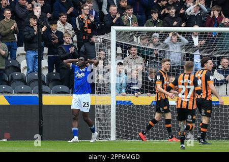 Eine deaktivierte Ismaiha Sarr #23 von Watford während des Sky Bet Championship-Spiels Hull City gegen Watford im MKM Stadium, Hull, Großbritannien. 22. April 2023. (Foto von James Heaton/News Images) in Hull, Großbritannien, 4/22/2023. (Foto: James Heaton/News Images/Sipa USA) Guthaben: SIPA USA/Alamy Live News Stockfoto