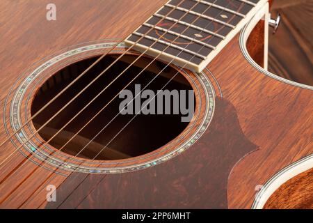 Akustik-Gitarre-Sound-Loch-Nahaufnahme Stockfoto