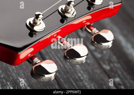 Elektrische Gitarrentuner auf Holzhintergrund Stockfoto