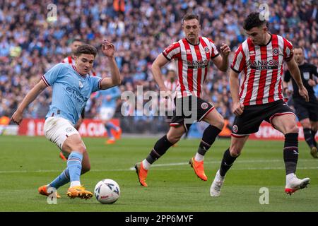 London, Großbritannien. 22. April 2023. Julian Alvarez von man City in Aktion während des FA Cup Semi Final Fußballspiels zwischen Manchester City und Sheffield United im Wembley Stadium in London, England. (Richard Callis/Sports Press Photo/SPP) Kredit: SPP Sport Press Photo. Alamy Live News Credit: SPP Sport Press Photo. Alamy Live News Stockfoto