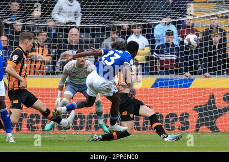 Hull, UK. 22. April 2023. Ismaihla Sarr #23 von Watford sieht seinen Schuss während des Sky Bet Championship-Spiels Hull City gegen Watford im MKM Stadium, Hull, Vereinigtes Königreich, 22. April 2023 (Foto von James Heaton/News Images) in Hull, Vereinigtes Königreich, am 4./22. April 2023 blockiert. (Foto: James Heaton/News Images/Sipa USA) Guthaben: SIPA USA/Alamy Live News Stockfoto