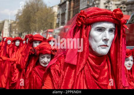 London, Vereinigtes Königreich - 22. April 2023: Demonstration der Red Rebel Brigade vor dem Parliament Square. Die Ausrottungsrebellion und andere Wahlkampfgruppen sind am zweiten Tag eines viertägigen Protests auf dem Parlamentsplatz. Die Demonstranten haben erklärt, dass sie ihre Maßnahmen verstärken werden, wenn die britische Regierung ihre beiden Forderungen nach dem Klimawandel bis Dienstag, den 5. April, um 24. Uhr nicht erfüllt. Die Aktivisten fordern ein Ende aller Lizenzen, Finanzierungen und Genehmigungen für neue Öl- und Gasprojekte sowie die Einrichtung von „Notfall-Bürgerversammlungen“ zur Bewältigung der Klimakrise. Kredit: Sinai Noor/Ala Stockfoto