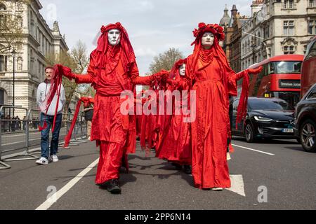 London, Vereinigtes Königreich - 22. April 2023: Demonstration der Red Rebel Brigade vor dem Parliament Square. Die Ausrottungsrebellion und andere Wahlkampfgruppen sind am zweiten Tag eines viertägigen Protests auf dem Parlamentsplatz. Die Demonstranten haben erklärt, dass sie ihre Maßnahmen verstärken werden, wenn die britische Regierung ihre beiden Forderungen nach dem Klimawandel bis Dienstag, den 5. April, um 24. Uhr nicht erfüllt. Die Aktivisten fordern ein Ende aller Lizenzen, Finanzierungen und Genehmigungen für neue Öl- und Gasprojekte sowie die Einrichtung von „Notfall-Bürgerversammlungen“ zur Bewältigung der Klimakrise. Kredit: Sinai Noor/Ala Stockfoto