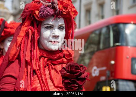 London, Vereinigtes Königreich - 22. April 2023: Demonstration der Red Rebel Brigade vor dem Parliament Square. Die Ausrottungsrebellion und andere Wahlkampfgruppen sind am zweiten Tag eines viertägigen Protests auf dem Parlamentsplatz. Die Demonstranten haben erklärt, dass sie ihre Maßnahmen verstärken werden, wenn die britische Regierung ihre beiden Forderungen nach dem Klimawandel bis Dienstag, den 5. April, um 24. Uhr nicht erfüllt. Die Aktivisten fordern ein Ende aller Lizenzen, Finanzierungen und Genehmigungen für neue Öl- und Gasprojekte sowie die Einrichtung von „Notfall-Bürgerversammlungen“ zur Bewältigung der Klimakrise. Kredit: Sinai Noor/Ala Stockfoto