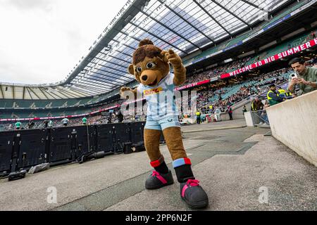 LONDON, VEREINIGTES KÖNIGREICH. 22., 2023. April. Harleqiuns' Maskottchen während des Big Summer Kick-Off Gallagher Premiership Rugby Match Runde 23 zwischen Harleqins vs Bath Rugby am Samstag, den 22. April 2023 im Twickenham Stadium. LONDON, ENGLAND. Kredit: Taka G Wu/Alamy Live News Stockfoto