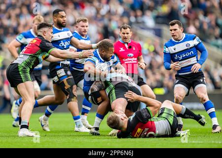 LONDON, VEREINIGTES KÖNIGREICH. 22., 2023. April. Ollie Lawrence of Bath (Zentrum) wird am Samstag, den 22. April 2023, während des Big Summer Kick-Off Gallagher Premiership Rugby-Spiels 23 zwischen Harleqins vs Bath im Twickenham Stadium angegriffen. LONDON, ENGLAND. Kredit: Taka G Wu/Alamy Live News Stockfoto