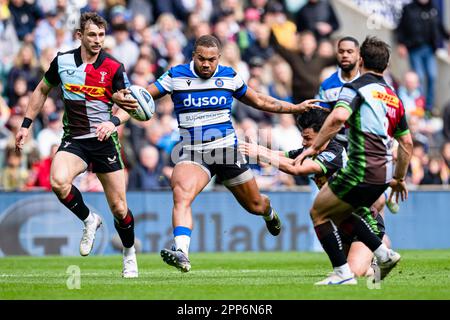 LONDON, VEREINIGTES KÖNIGREICH. 22., 2023. April. Ollie Lawrence of Bath (Zentrum) wird am Samstag, den 22. April 2023, während des Big Summer Kick-Off Gallagher Premiership Rugby-Spiels 23 zwischen Harleqins vs Bath im Twickenham Stadium angegriffen. LONDON, ENGLAND. Kredit: Taka G Wu/Alamy Live News Stockfoto