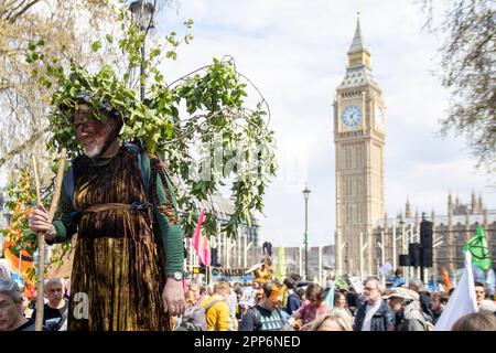 London, Großbritannien. 22. April 2023. Die Ausrottungsrebellion und andere Wahlkampfgruppen sind am zweiten Tag eines viertägigen Protests auf dem Parlamentsplatz. Die Demonstranten haben erklärt, dass sie ihre Maßnahmen verstärken werden, wenn die britische Regierung ihre beiden Forderungen nach dem Klimawandel bis Dienstag, den 5. April, um 24. Uhr nicht erfüllt. Die Aktivisten fordern ein Ende aller Lizenzen, Finanzierungen und Genehmigungen für neue Öl- und Gasprojekte sowie die Einrichtung von „Notfall-Bürgerversammlungen“ zur Bewältigung der Klimakrise. Kredit: Sinai Noor/Alamy Live News Stockfoto