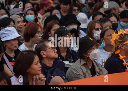 Bangkok, Thailand. 22. April 2023. Die Fans der Partei "Move Forward", die während des Wahlkampfes zu sehen waren. Die bevorstehenden Parlamentswahlen in Thailand, die am 14. Mai 2023 stattfinden werden. (Foto: Peerapon Boonyakiat/SOPA Images/Sipa USA) Guthaben: SIPA USA/Alamy Live News Stockfoto