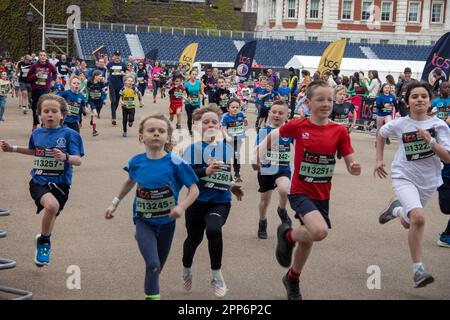 London, Großbritannien. 22. April 2023. Kids Marathon einen Tag vor den Erwachsenen. Kredit: Sinai Noor/Alamy Live News Stockfoto