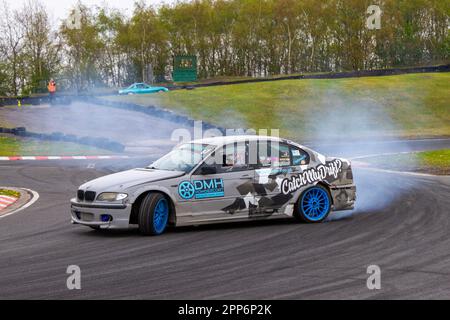 „Check my Drift“. BMW E46 325i brennender Gummi und quietschende Reifen auf der Three 3 Sisters Race Circuit in Wigan, Lancashire UK Stockfoto