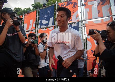 Bangkok, Thailand. 22. April 2023. Thanathorn Juangroongruangkit, thailändischer Politiker und ehemaliger Führer der Future Forward Party, der während des Wahlkampfes zu sehen war. Die bevorstehenden Parlamentswahlen in Thailand, die am 14. Mai 2023 stattfinden werden. (Foto: Peerapon Boonyakiat/SOPA Images/Sipa USA) Guthaben: SIPA USA/Alamy Live News Stockfoto