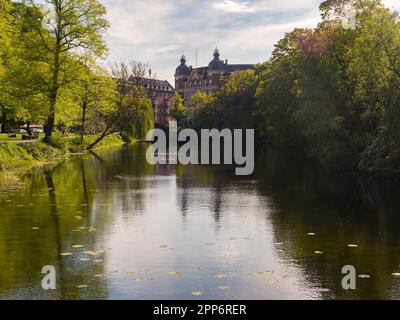 Kopenhagen, Dänemark - Mai 2019: Der Graben um das Schloss Kastellet. Die sternförmige Festung aus dem 17. Jahrhundert bietet einen Blick auf das alte historische B Stockfoto