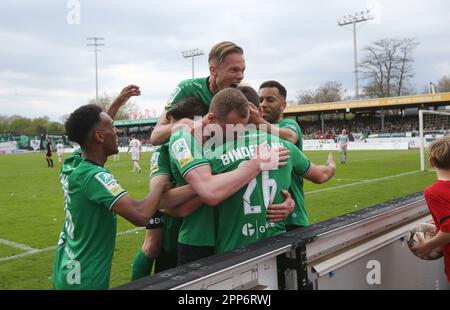 Münster, Deutschland. 22. April 2023. firo : 04/22/2023-Fußball, Fußball, Saison der Regionalliga, 2022/2023, Regionalliga West, Rückflug, 31. Spieltag SC Preussen Münster, SCP, Preussen Münster - Fortuna Düsseldorf 2, II, Two, 2:0 SC Preussen Münster, SCP, Preussen Münster, Rises, in, The, 3. League, On, Rise SC Preussen Munster, SCP, Preussen Münster, Teamfeiern, Teamfeiern Credit: dpa/Alamy Live News Stockfoto