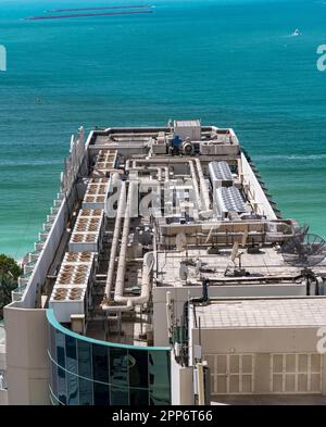 Auf dem Hoteldach am Meer in Dubai VAE befinden sich mehrere Klimaanlagen, um der brutalen Sommerhitze standzuhalten Stockfoto