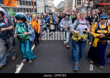 Tausende von Demonstranten der Umweltgruppe Extinction Rebellion versammeln sich am Earth Day für den Big One for Biodiversity March Non-disruptive Protest in Westminster am 22. April 2023 in London, Vereinigtes Königreich. Extinction Rebellion ist eine 2018 gegründete Klimaschutzgruppe, die eine große Anzahl von Menschen gewonnen hat, die sich friedlichen Protesten verschrieben haben. Diese Proteste zeigen, dass die Regierung nicht genug tut, um katastrophalen Klimawandel zu verhindern und von der Regierung radikale Maßnahmen zur Rettung des Planeten zu fordern. Stockfoto