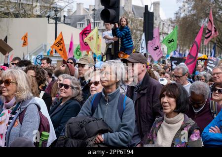 Tausende von Demonstranten der Umweltgruppe Extinction Rebellion versammeln sich am Earth Day zur Unite for Nature Rally im Rahmen des nicht störenden Protests „The Big One“ in Westminster am 22. April 2023 in London, Vereinigtes Königreich. Extinction Rebellion ist eine 2018 gegründete Klimaschutzgruppe, die eine große Anzahl von Menschen gewonnen hat, die sich friedlichen Protesten verschrieben haben. Diese Proteste zeigen, dass die Regierung nicht genug tut, um katastrophalen Klimawandel zu verhindern und von der Regierung radikale Maßnahmen zur Rettung des Planeten zu fordern. Stockfoto