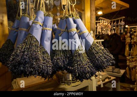 Lavendelpakete zum Verkauf auf einem weihnachtsmarkt in Budapest, Ungarn. Stockfoto