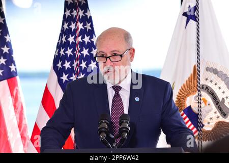 Key Biscayne, Florida, USA. 21. April 2023. Rick Spinrad, Leiter der Nationalen Ozean- und Atmosphärenverwaltung (NOAA), hält an der Rosenstiel School of Marine, Atmospheric, Und das Earth Science Center während der US-Vizepräsidentin Kamala Harris, die am 21. April 2023 in Key Biscayne $562 Millionen Dollar für den Schutz der Gemeinden vor den Auswirkungen des Klimawandels ankündigte, um über die Bemühungen der Regierung zur Bekämpfung der Klimakrise und zur Stärkung der Widerstandsfähigkeit der Bevölkerung gegen extreme Wetterbedingungen zu berichten. Nach Florida. Kredit: Mpi10/Media Punch/Alamy Live News Stockfoto