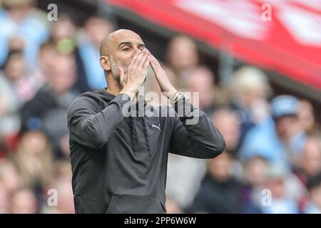 PEP Guardiola Manager von Manchester City küsst seine Spieler, während sie beim Halbfinalspiel des Emirates FA Cup Manchester City gegen Sheffield United im Wembley Stadium, London, Großbritannien, am 22. April 2023 an der Spitze von 3-0 stehen (Foto von Mark Cosgrove/News Images) Stockfoto