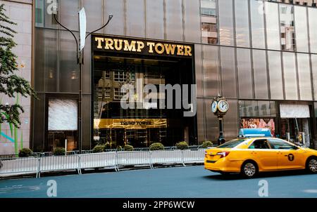Trump Tower in New York City mit gelbem Taxi Stockfoto