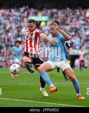 Billy Sharp von Sheffield United und Kalvin Phillips von Manchester City (rechts) kämpfen beim Halbfinalspiel des Emirates FA Cup im Wembley Stadium in London um den Ball. Foto: Samstag, 22. April 2023. Stockfoto